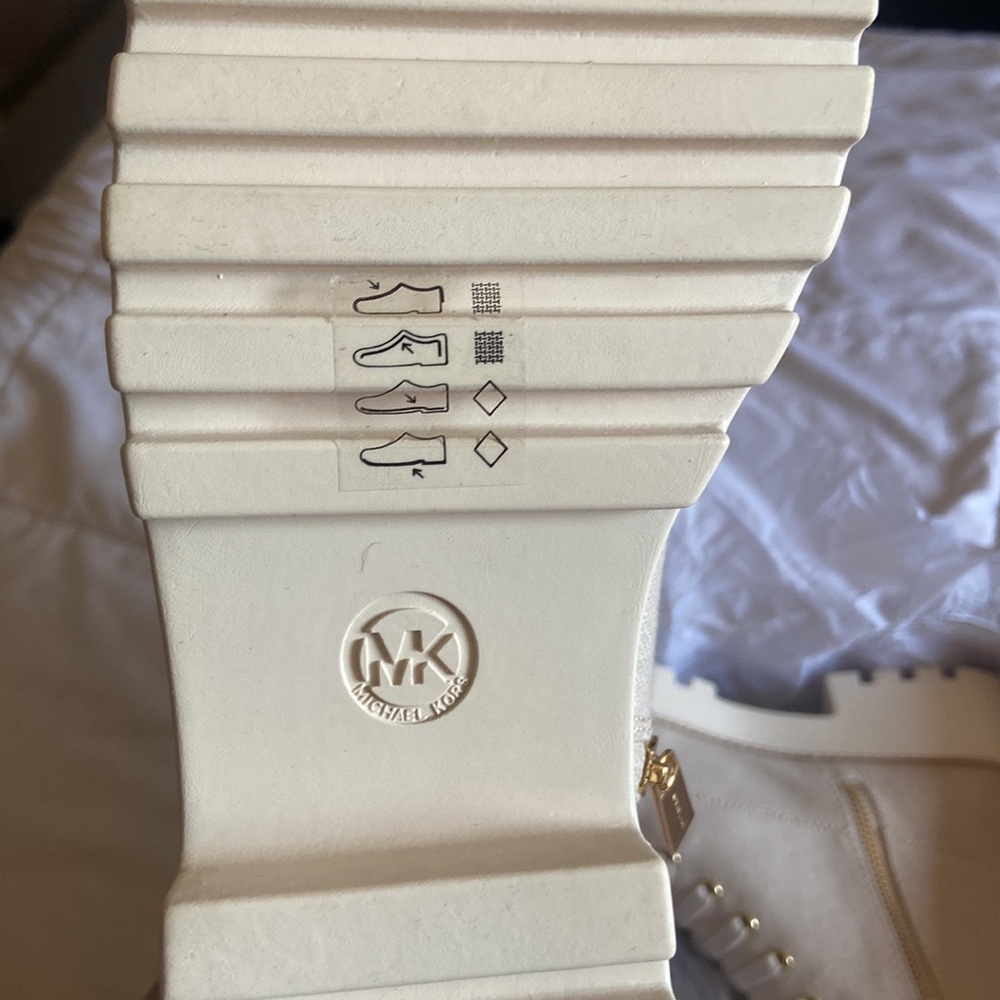 Boot - Picture 2 of 5